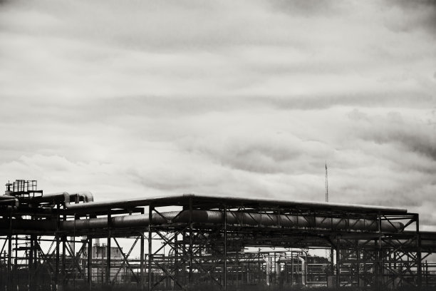 化学制造设施在阴天图片下载