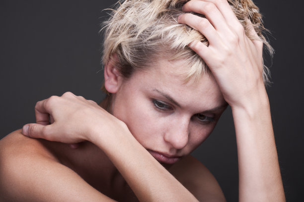 抑郁症。年轻貌美的女人患有严重的偏头痛图片下载