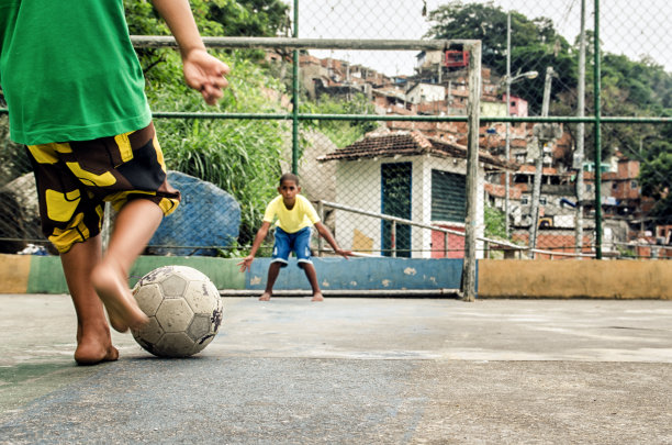 贫民窟足球的孩子图片下载