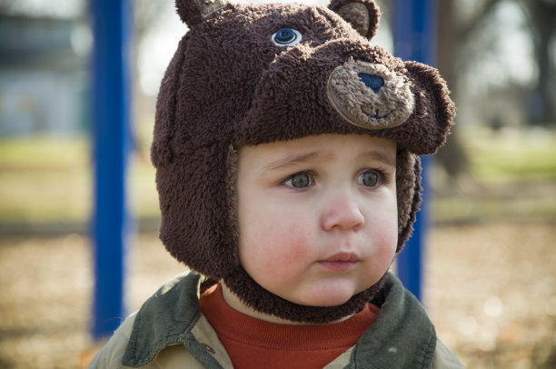 戴着毛绒熊帽的小男孩图片下载