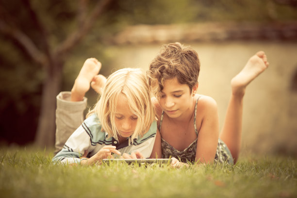 孩子们在平板电脑上学习和玩耍图片下载