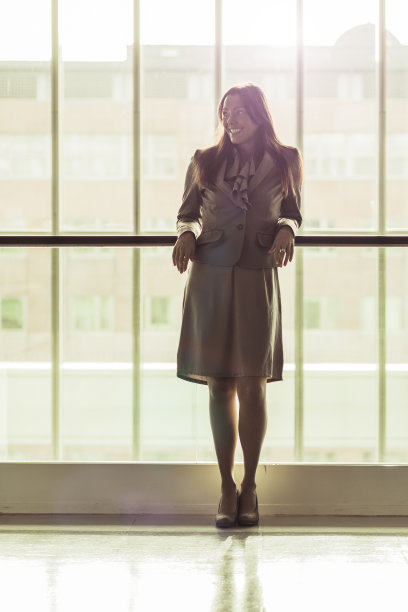 女商人微笑在写字楼大厅图片下载