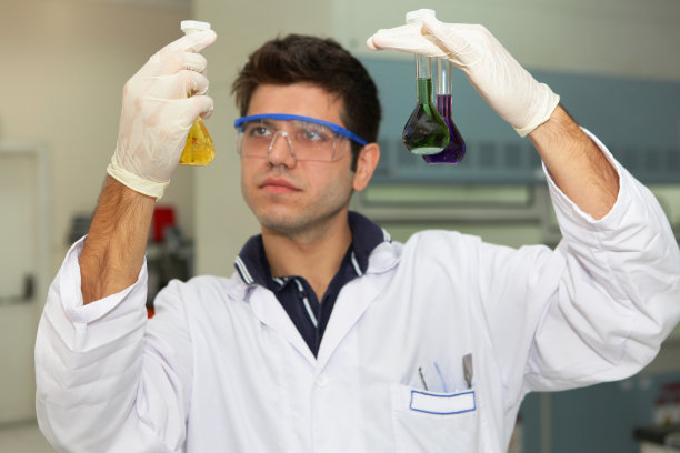 实验室技术员查看容量瓶图片下载