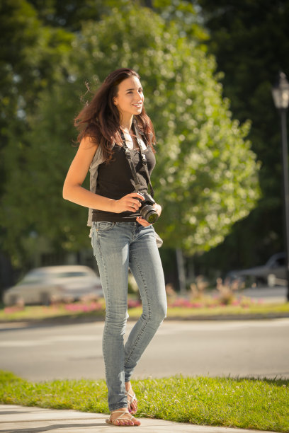 快乐的年轻摄影师全长图片下载