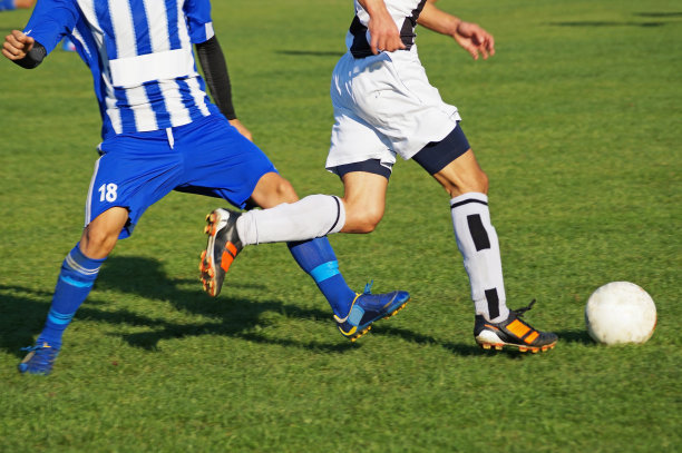 足球运动员在踢球图片下载