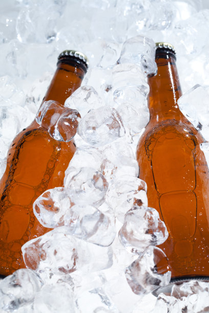 啤酒在冰上图片下载