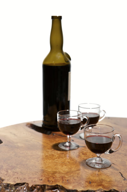 木桌上放着三杯葡萄酒和一瓶葡萄酒图片下载