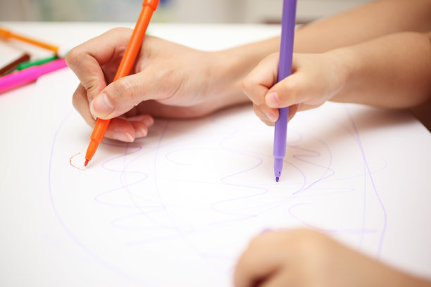 母亲和孩子在一起图片下载