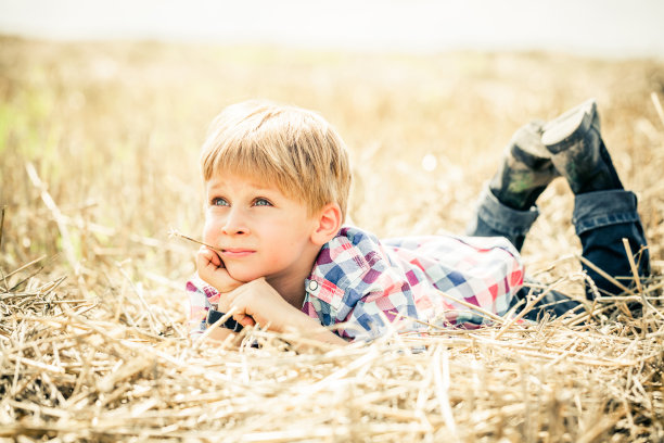 农村男孩肖像图片下载