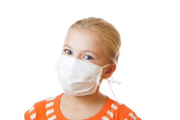 可爱的金发小女孩戴着预防流感的口罩图片下载