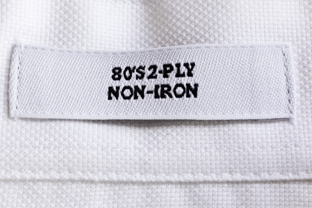 白色衬衫标签与非熨斗标签图片下载