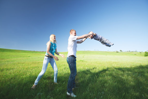 家庭在大自然中图片下载