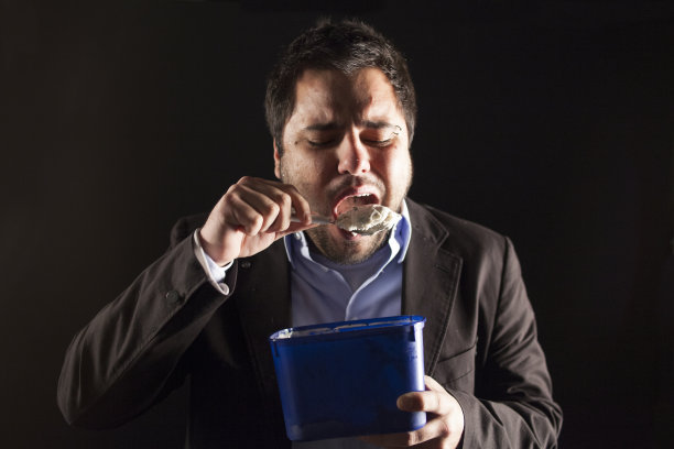 吃冰淇淋的商人图片下载