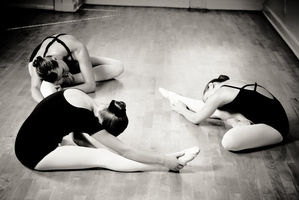 拉伸芭蕾舞者图片下载