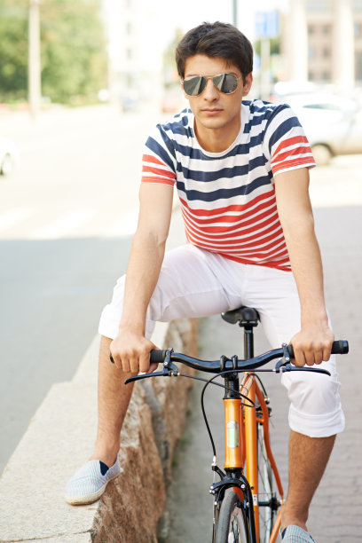 骑自行车的人图片下载