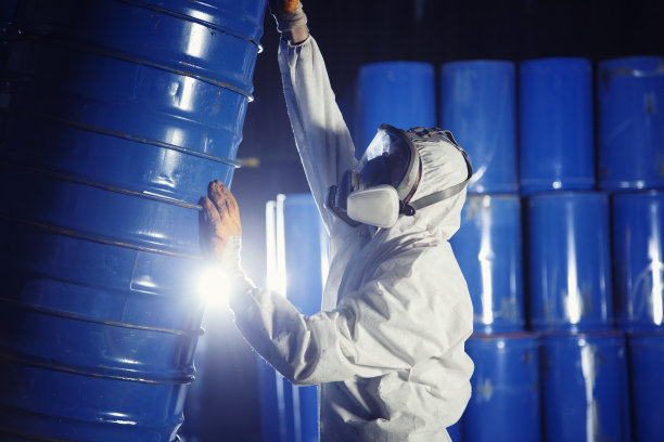 滚桶工人图片下载