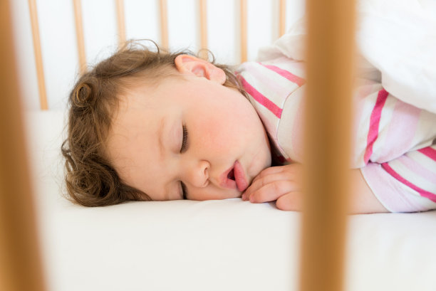 熟睡的婴儿在床上图片下载