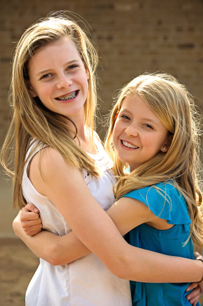 泰纳》吸引着大量青少年女孩拥抱图片下载