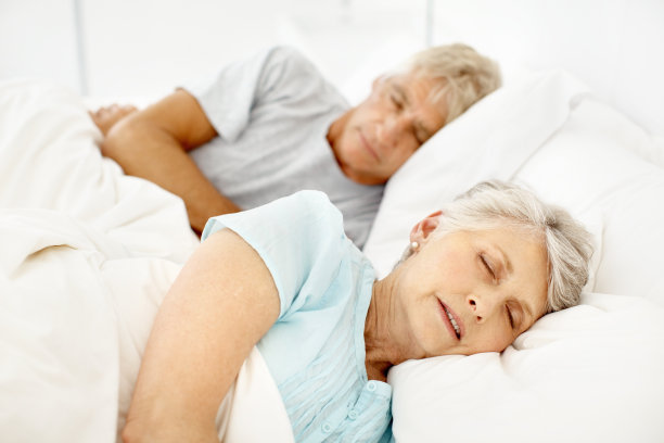 高级夫妇睡着了图片下载