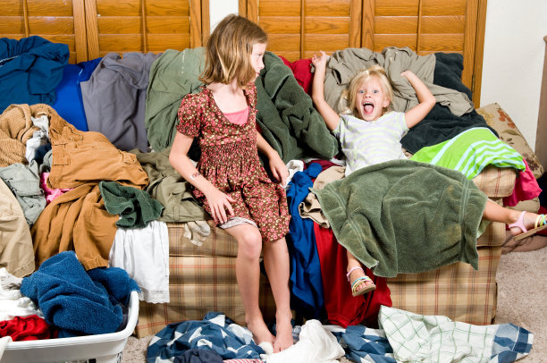 把衣服放在沙发上图片下载