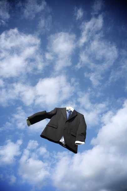 西装夹克漂浮在云端图片下载