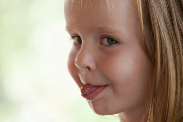 嘲笑女孩图片下载