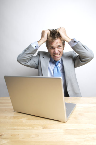 压力很大的上班族在办公桌前抓狂的商人图片下载