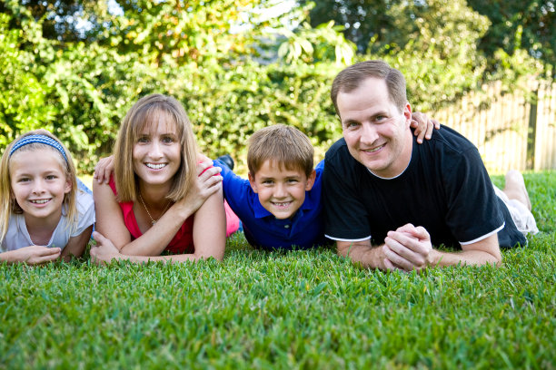 草地上的家人图片下载