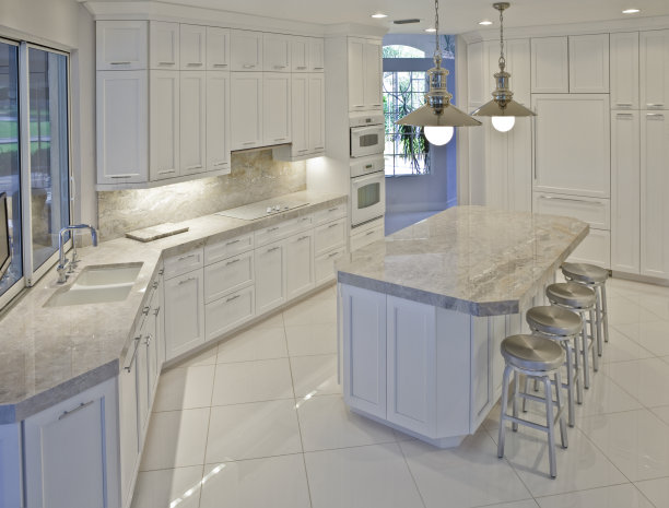 明亮的开放式现代厨房图片下载