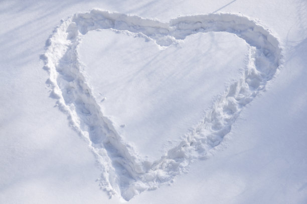 心在雪地上图片下载