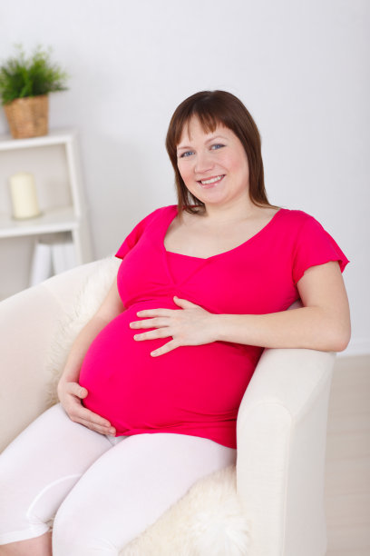 坐在扶手椅上的孕妇图片下载