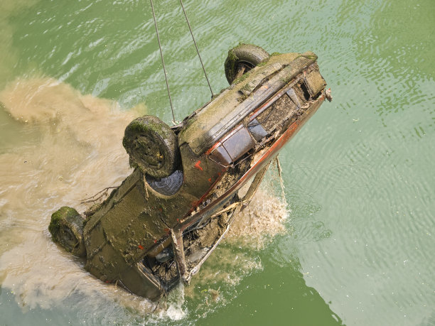 车在水里图片下载