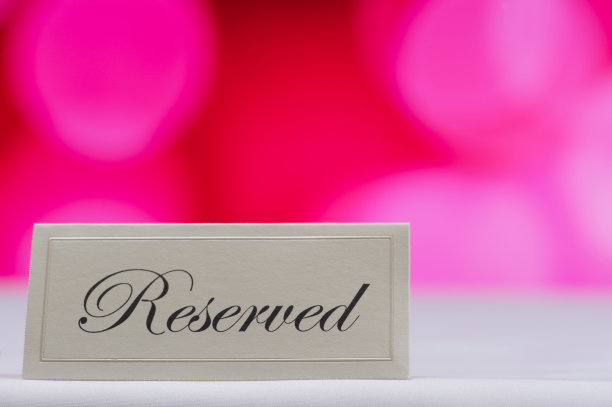 保留标志与散焦灯光在背景图片下载