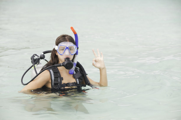 女潜水员发出OK的信号图片下载