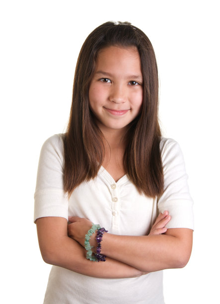 可爱的九岁女孩与长棕色头发微笑图片下载