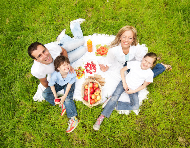 一家人在户外野餐。图片下载