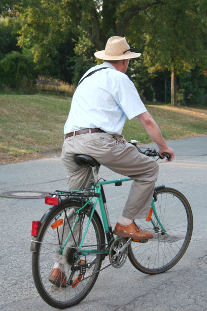 骑着自行车的老人图片下载
