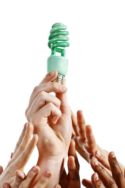 许多手伸向节能灯泡，孤立在白色图片下载
