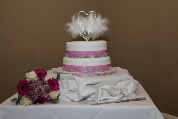 婚礼蛋糕和花束图片下载