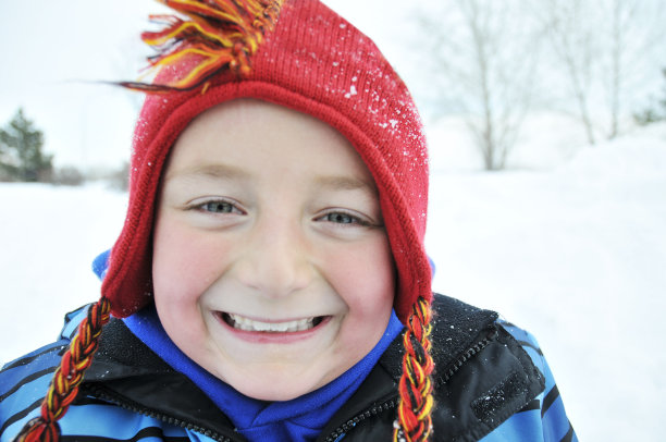 男孩喜欢冬天的户外活动图片下载