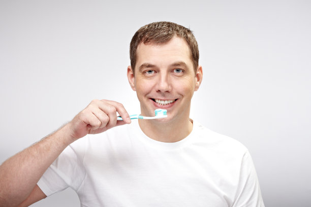 人刷牙图片下载