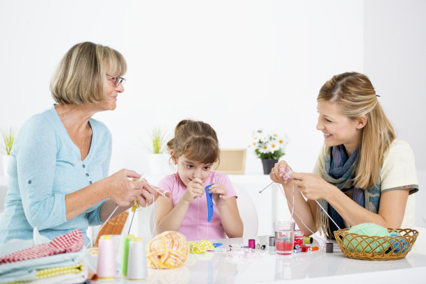 多代家庭一起编织和缝纫。图片下载