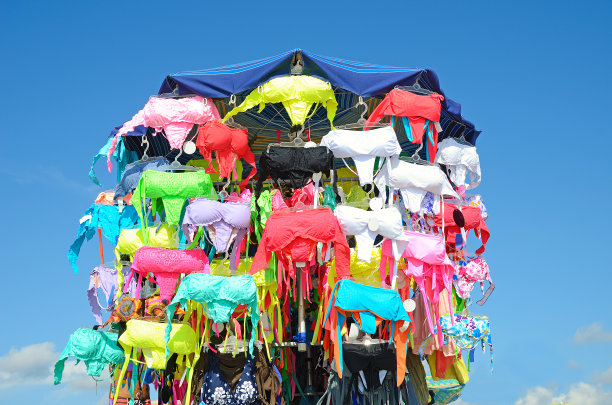 海滩上有卖比基尼的摊位图片下载