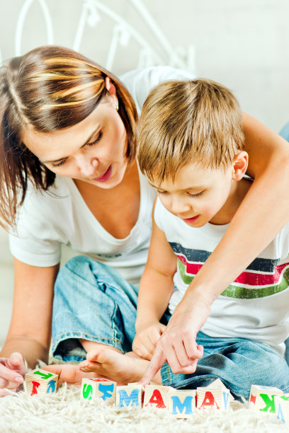 妈妈和儿子在一起玩图片下载