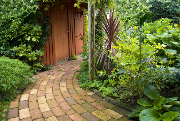 蜿蜒穿过花园的石道图片下载