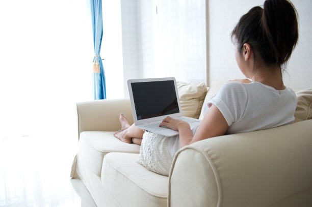 在沙发上使用笔记本电脑图片下载