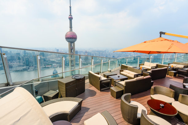 带伞的咖啡桌图片下载