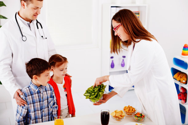 儿科医生向孩子解释健康和不健康的饮食图片下载