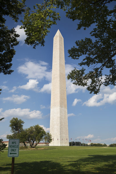 华盛顿纪念碑旁的旗帜图片下载