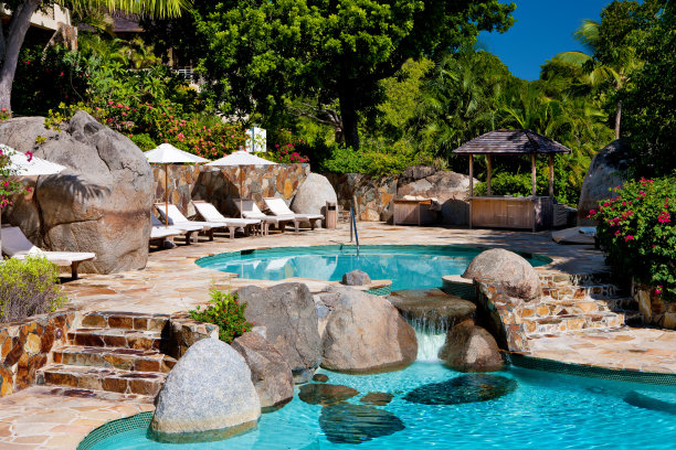 豪华泳池边的户外躺椅在加勒比度假图片下载